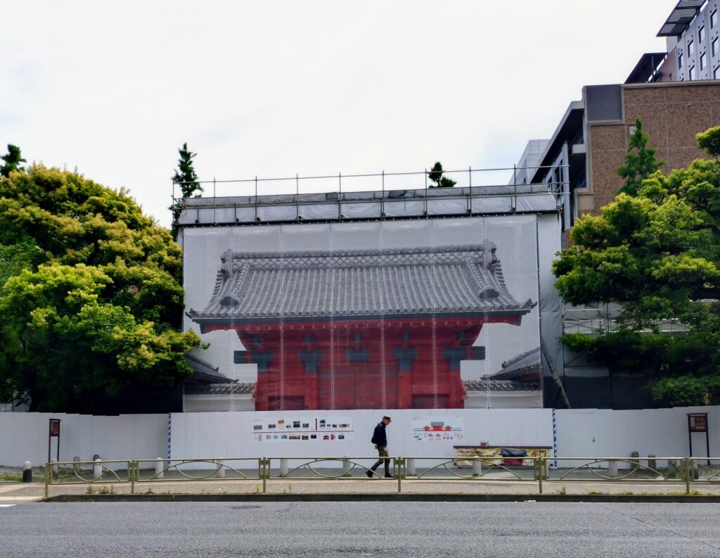 修理中の東大赤門の写真