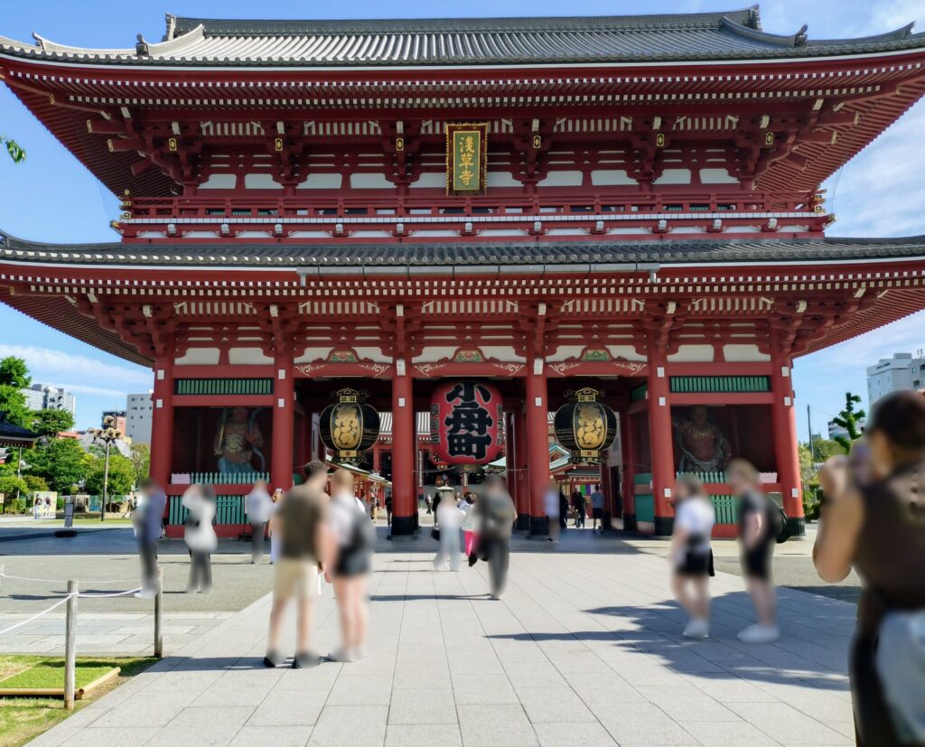 やたら朝が早い外国人観光客がいっぱいいる朝の宝蔵門の写真